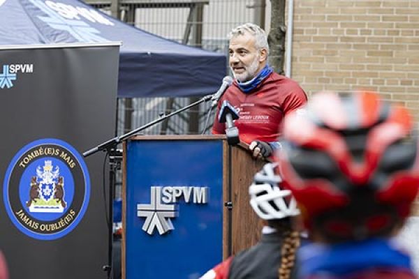 Une randonnée cycliste caritative passe par le QG du SPVM
